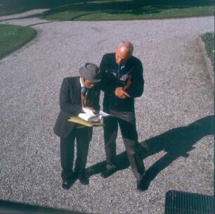 Menaggio. Zwei Rechtsgelehrte im Gespräch im Garten der Villa