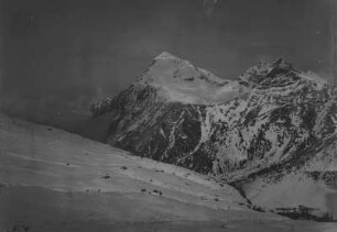 Neuschnee : Blick auf das mit Neuschnee bedeckte Karwendelgebirge, im Hintergrund die Bergspitzen des Gamsjochs und der Gumpenspitze.