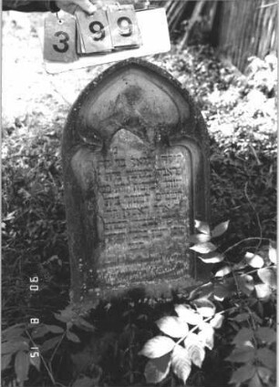 Grabstein 399 (Index: 100106605) Material: Sandstein Zustand: stark verwittert, großer Textverlust Maße HxBxT: 93x41x11 cm Beschreibung: Stele mit Spitzbogenabschluß, Schriftfeld eingetieft im Maßwerkform Besonderheit: Kindergrab: Grabstein 399