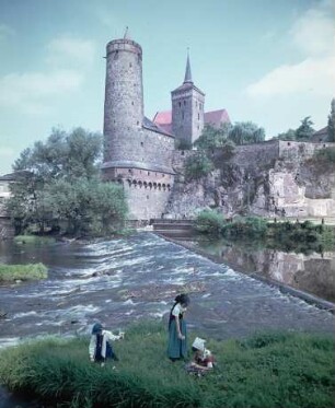 Bautzen. Spree. Alte Wasserkunst. Sorbische Trachten : Bautzen, Alte Wasserkunst. Partie an der Spree mit sorbischen Kindern