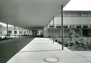 Grund, Peter; Groß - Umstadt; Volksschule und Turnhalle - Blick in den überdachten Freibereich