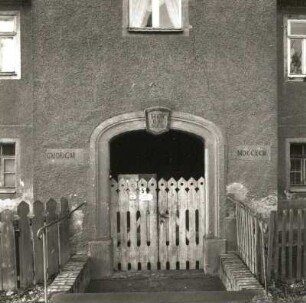 Wilsdruff-Herzogswalde, Hauptstraße 5. Wohnhaus ("Hoyersches Haus"; 1796). Portal mit Schlußstein