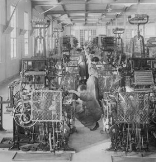 Websaal: Blick zwischen zwei nebeneinanderstehende Stühle : Technikgeschichte | Technologie | Fasern, Gespinste und Gewebe | Seidenspinnerei und -Weberei | Michels & Co