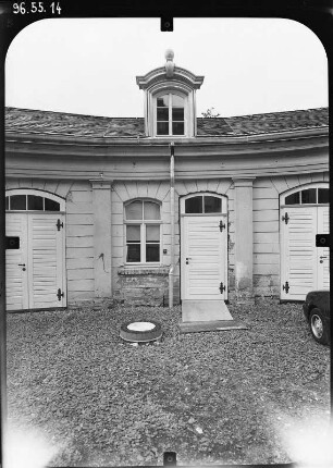 Oppurg, Schloßstraße 2. Schloß (1705-1708, Umgestaltung 1746-1747, Restaurierung seit 1984). Wirtschaftsgebäude. Hofansicht