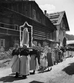 Kärnten, St. Lorenzen im Lesachtal, Fronleichnams-Prozession mit Mädchen in der Lesachtaler Tracht