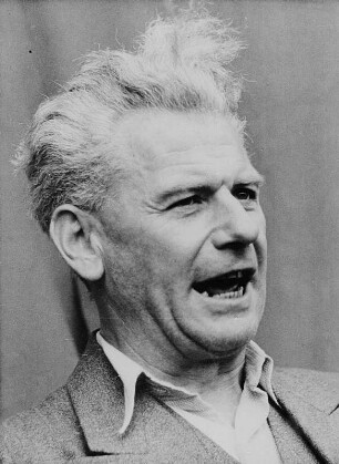 Hermann Matern spricht zur Eröffnung der Bodenreform in Meißen : Hermann Matern spricht zur Eröffnung der Bodenreform in Meißen