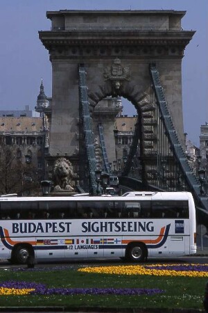 Budapest - Kettenbrücke : Kettenbrücke und Touristenbus. Aufgenommen in Budapest 2001