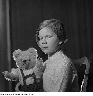 Porträt Mädchen mit Teddybär