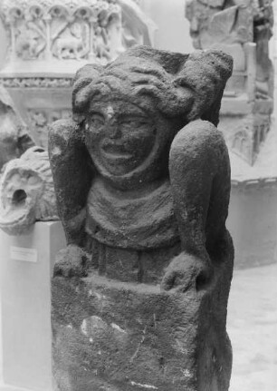 Wasserspeier mit einem gehaltenen Mönchskopf