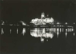 Meißen. Burgberg mit Dom und Albrechtsburg. Blick vom rechten Ufer über die Elbe. Nachtaufnahme mit Flutlicht