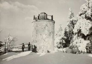 Turm auf dem Kahleberg. Im Hintergrund der Geisingberg