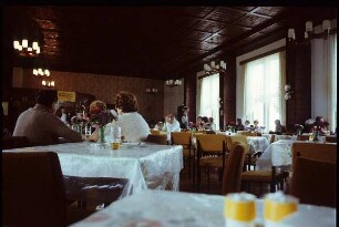 DDR. Innenansicht eines Restaurants oder FDGB-Speisesaals in einem Ferienheim