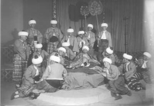 Der Barbier von Bagdad. Oper von Peter Cornelius nach eigenem Libretto. Staatsoper Dresden, Neuinszenierung 17.12.1928 : Szene 1. Akt mit Curt Taucher als Nureddin (liegend)