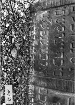 Grabstein 1013 (Index: 99902688) Material: Sandstein Maße HxBxT: 63x82x6 cm Besonderheit: Doppelgrab (für Eheleute): Grabstein 1013B
