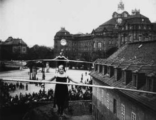 Szene aus dem Dokumentarfilm "Volksfeste und Volksbelustigungen": Seilakrobatik am Oskar-Seyffert-Museum (Museum für Volkskunst)