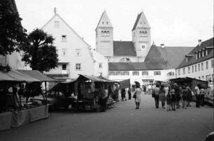 Steingaden: Markt, Hintergrund Tor und Klosterkirche [St. Johannes Baptist]