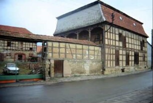 Gutshof mit Laubenganghaus, Hofmauer mit überdachtem Tor