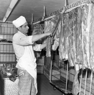 Frankfurt (Main)? Lufthansa-Küche. Kühlhaus. Fleischer bei der Verarbeitung von Schlachtfleisch
