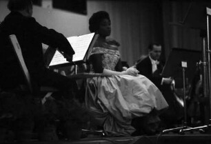 Donaueschingen: Donaueschinger Musiktage; Stadthalle; Gloria Davy singt Arie von Hans W. Henze, sitzend