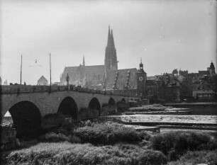 Steinerne Brücke : Steinerne Brücke vom Südufer über die Donau
