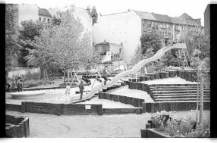 Kleinbildnegative: Spielplatz, Baustelle, Belziger Straße, 1979
