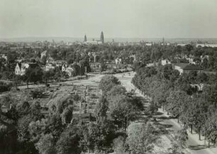 Dresden. Blick vom Turm der Arbeiter- und Bauern-Fakultät der Technischen Hochschule nach Norden zum Neuen Rathaus