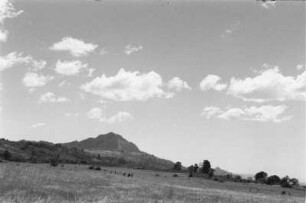 Hochebene : Landschaft einer Hochebene, im Hintergrund Gebirgskamm
