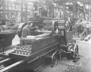 Fräsen der Treibstangen (Borsig, Tegel) : Technikgeschichte | Maschinenbau | Verkehrswesen | Eissenbahnwesen | Dampflokomotiven
