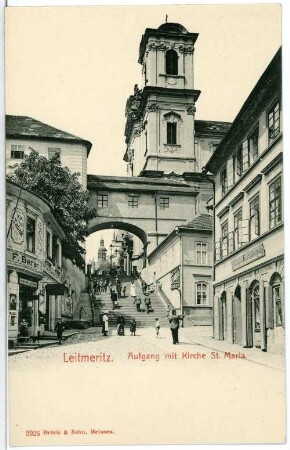 Leitmeritz. Aufgang mit Kirche St. Maria : Leitmeritz. Treppenaufgang mit Verbindungsbrücke zwischen Kolleg (1738/1770; wohl Octavio Broggio) und Jesuitenkirche Mariä Verkündigung (ab 1689, 1704-1731; Giulio Broggio, Octavio Broggio)