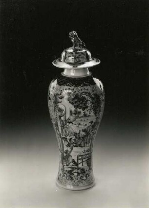 Deckelvase (China, um 1780/1790; Porzellan, Aufglasurmalerei; Höhe 33,6 cm; Staatliche Kunstsammlungen Dresden (SKD)