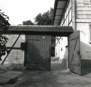 Schlagwitz (Kreis Glauchau), Bachstraße 30. Zweiseithof (1801/1900). Toreinfahrt
