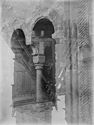 Rundbogenfenster mit Säulenkapitell
