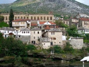 Mostar: Stadtansicht mit Ruinen aus dem Jugoslawien-Krieg