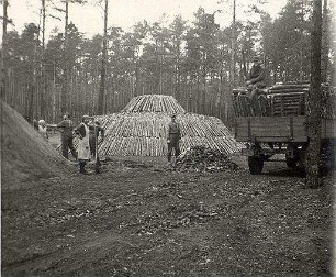 Holzkohlenherstellung in Rietschen, Aufbau eines Meilers : Handwerkstechniken - Kohlen- und Pechbrennerei. Ort: Rěčicy / Rietschen. Meiler im Bau.