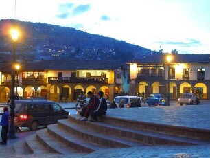 Cusco - Plaza de Armas am Abend : Der Hauptplatz, Plaza de Armas, am Abend. Aufgenommen am 29. August 2011 in Cusco