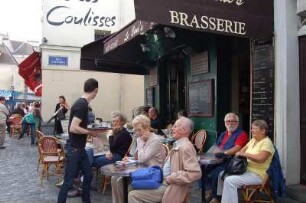 Paris - Menschen in der City : Touristen in einem Straßencafè auf dem Montmartre. Paris, 2006