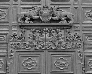 Hauptportal mit Wappen