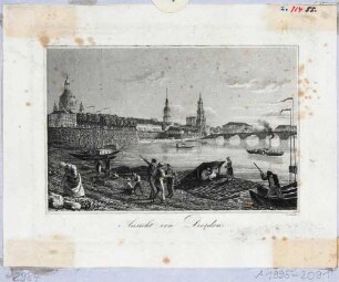 Stadtansicht von Dresden, Blick vom linken Elbufer unterhalb des Belvedere auf die Altstadt und die alte Augustusbrücke, im Vordergrund mehrere Figuren mit ihren Booten am Fluss