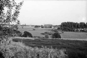 Blick auf Knicklandschaft: im Hintergrund Häuser
