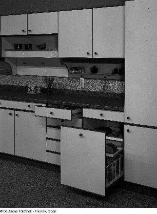 Anbauküche (Modell 2050/5) : Leipzig. Leipziger Herbstmesse, 1983. Anbauküche (Modell 2050/5). Holz, kunststoffbeschichtet (1983; VEB Möbelkombinat Dresden-Hellerau). Teilansicht mit geöffneten Schüben