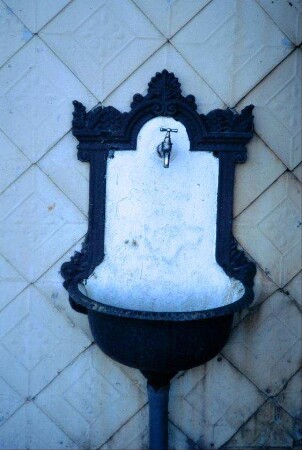 verziertes, gusseisernes Handwaschbecken