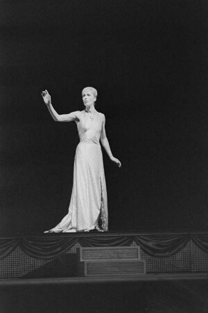 Szenenbilder aus "Show Boat", Musical von Jerome Kern mit Libretto von Oscar Hammerstein. Metropol-Theater Berlin, Premiere 20.12.1974