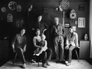 Der Grafiker Herbert Sandberg mit seiner Familie in seiner Wohnung
