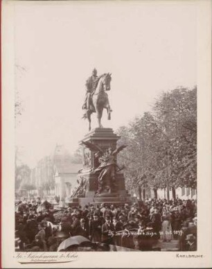 Karlsruher Bürger am Reiterdenkmal.