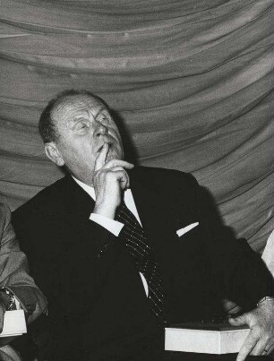Gert Fröbe erhält Goldenes Band [28. Internationale Fimfestspiele]