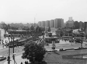 Dresden, Postplatz : Dresden. Blick von der HO-Gaststätte "Am Zwinger" nach Südwesten über den Postplatz zu den Hochhäusern an der Freiberger Straße und zum Kraftwerk Mitte