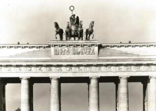 Berlin-Mitte, Pariser Platz. Brandenburger Tor (1789/1791; C. G. Langhans). Teilansicht mit Quadriga mit der Viktoria (G. Schadow)