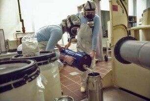 ASTA-Werke, pharmazeutische Produktion, in Halle-Künsebeck, 1984. Hier Abfüllen, Abwiegen von Dosen für Medikamente