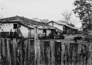Fazenda Arara : Gebäude der Fazenda Arara über einen Zaun fotografiert.