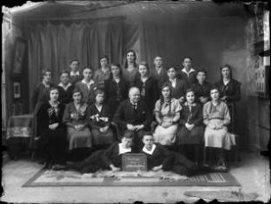 Schulklasse mit Lehrer 1934